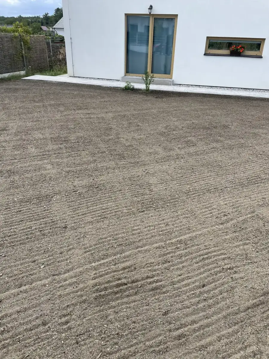 Urovnání a příprava půdy pro výsev trávníku u novostavby